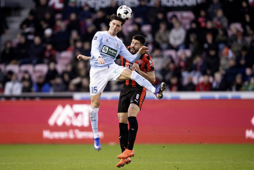 Lirim Qamili i en hovedstødsduel mod FCM.