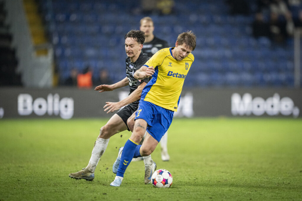 Nicolai Vallys dribler med bolden