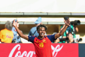 Lamine Yamal jubler efter Spaniens mål i VM-finalen 2026.