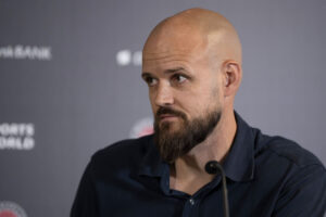 Kristian Bach Bak på et pressemøde.