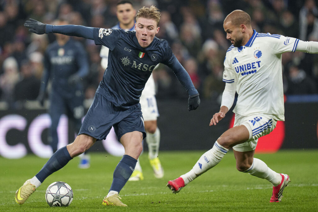 Rasmus Højlund i duel med Pantelis Hatzidiakos