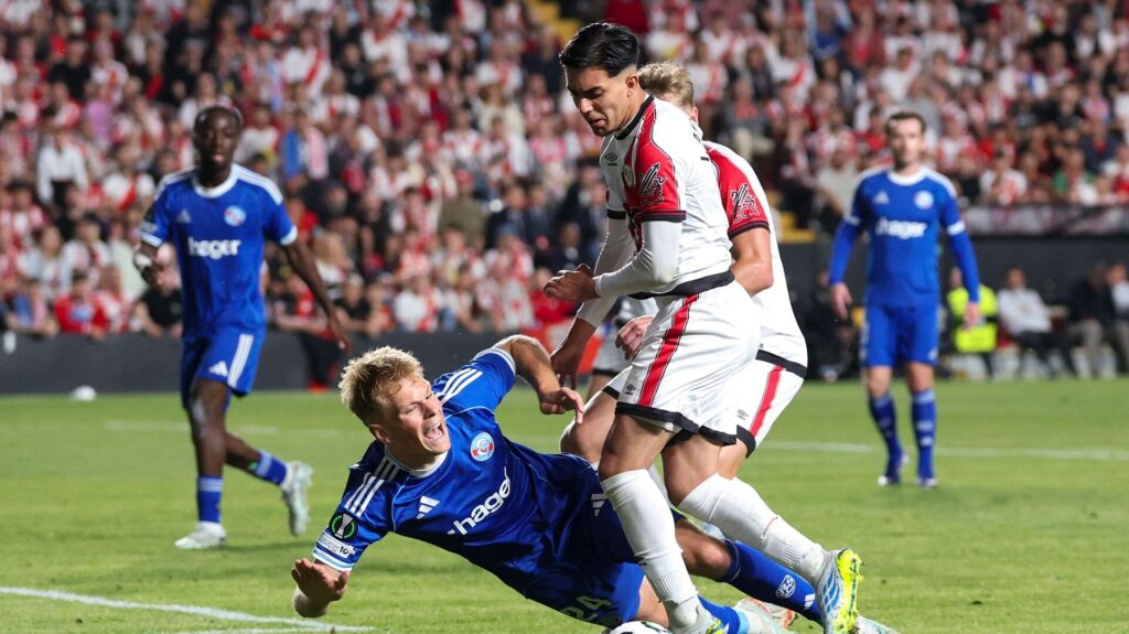 Lucas Høgsberg snubler efter en duel med Vallecano.