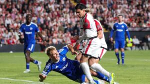 Lucas Høgsberg snubler efter en duel med Vallecano.