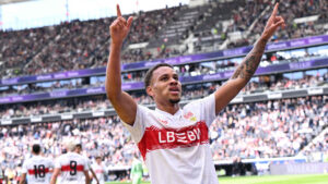 Stuttgarts Nikolas Nartey fejrer en scoring mod Frankfurt