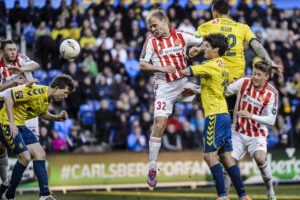Kasper Pedersen header til bolden i en kamp mod Brøndby