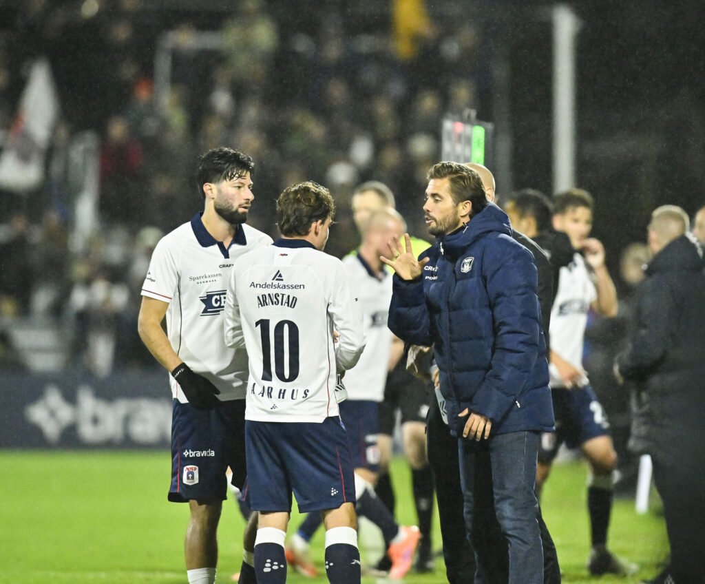 Jakob Poulsen snakker med Kristian Arnstad under en af AGF's kampe.
