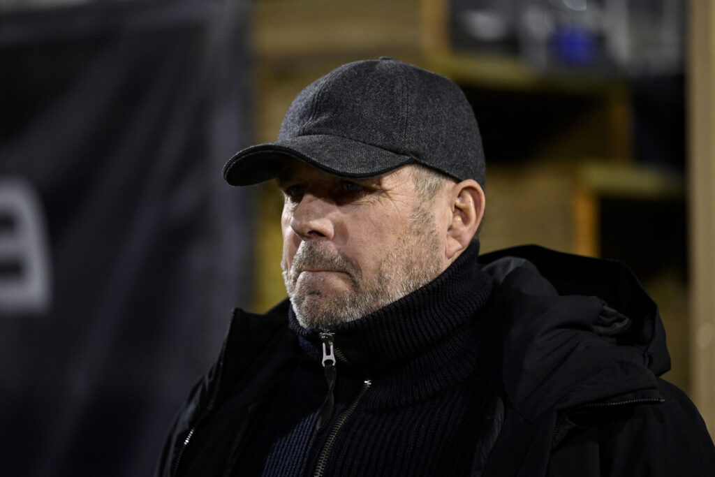 Carsten V. Jensen med kastet på under en AGF-kamp mod Sønderjyske.