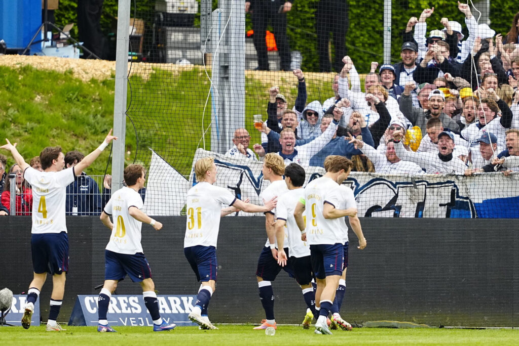 AGF-spillerne jubler efter en scoring mod Viborg FF.
