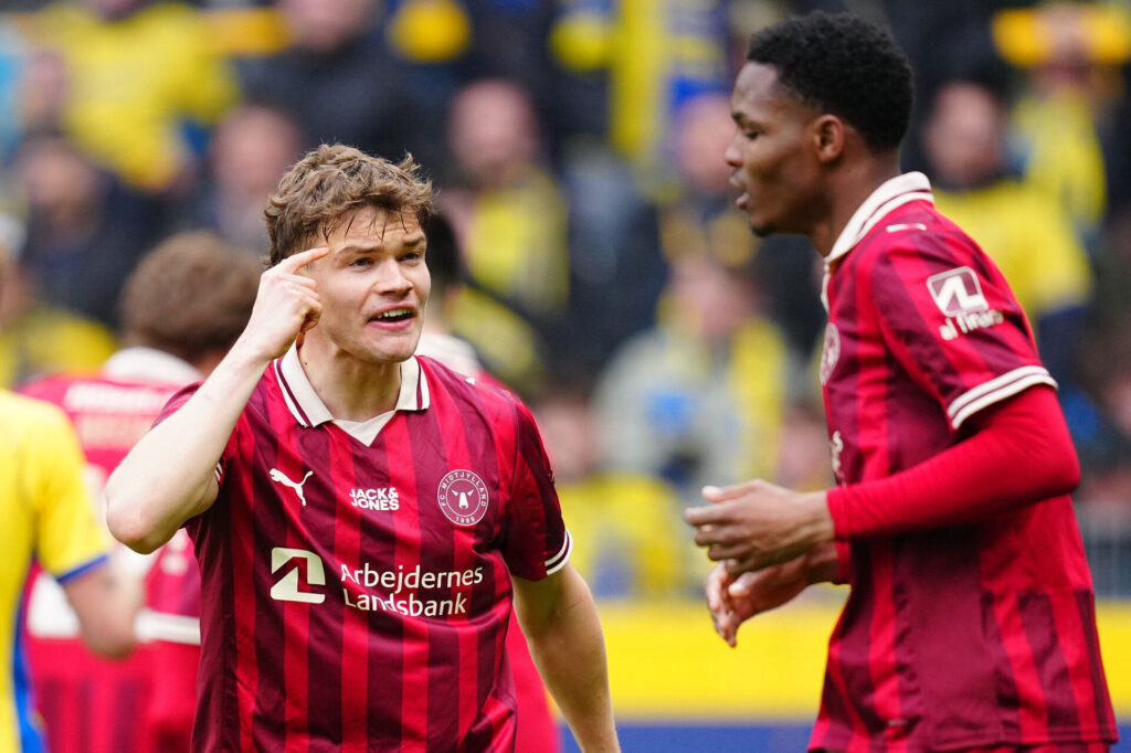 Victor Bak signalerer til Ousmane Diao under FCM's kamp mod Brøndby.