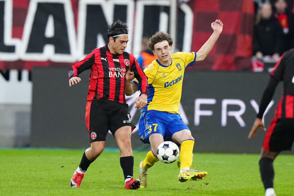 Kamp om bolden mellem FC Midtjylland og Brøndby IF.