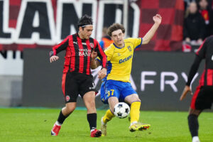 Kamp om bolden mellem FC Midtjylland og Brøndby IF.