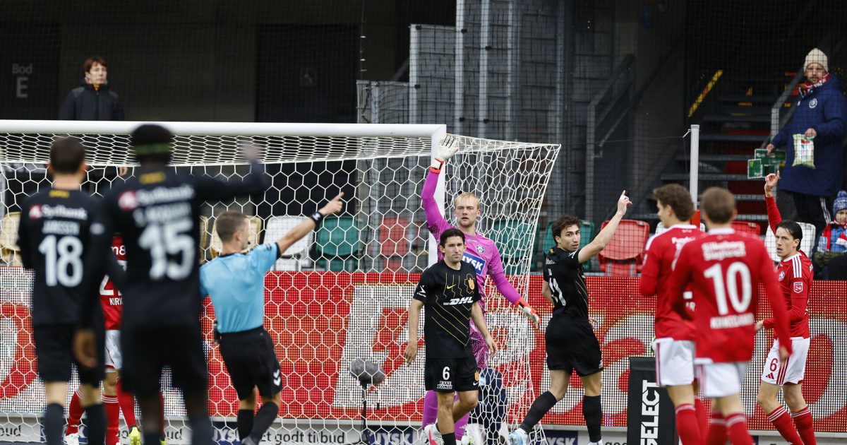 LIVE: Stabsmedlem besvimede – udskød Superliga-kamp Foto: Johnny Pedersen/Ritzau Scanpix