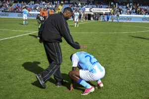 Fatah Abdirahman trøster Ebube Duru efter Sønderjyskes kamp mod AC Horsens i Superligaen søndag den 6. september.