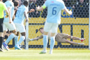 Patrick Pentz redder bolden.