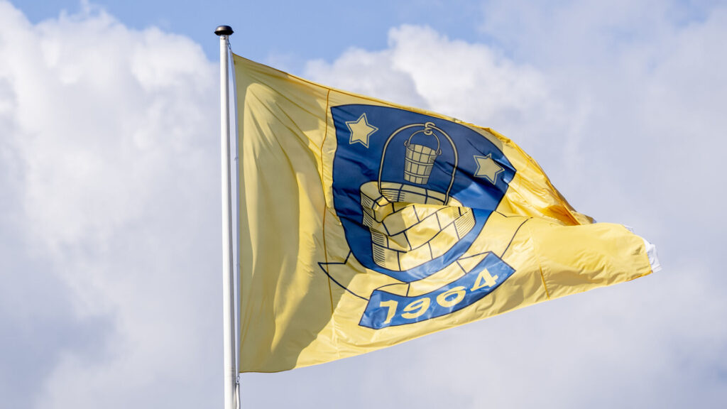 Et Brøndby-flag vejrer i vinden.