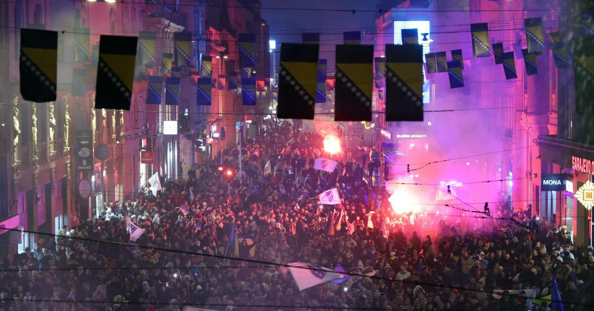 Folkefest og afbrudt pressemøde: Se lilleput fejre VM-kval Foto: AFP/Ritzau Scanpix