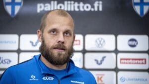 Teemu Pukki til et pressemøde med det finske landshold