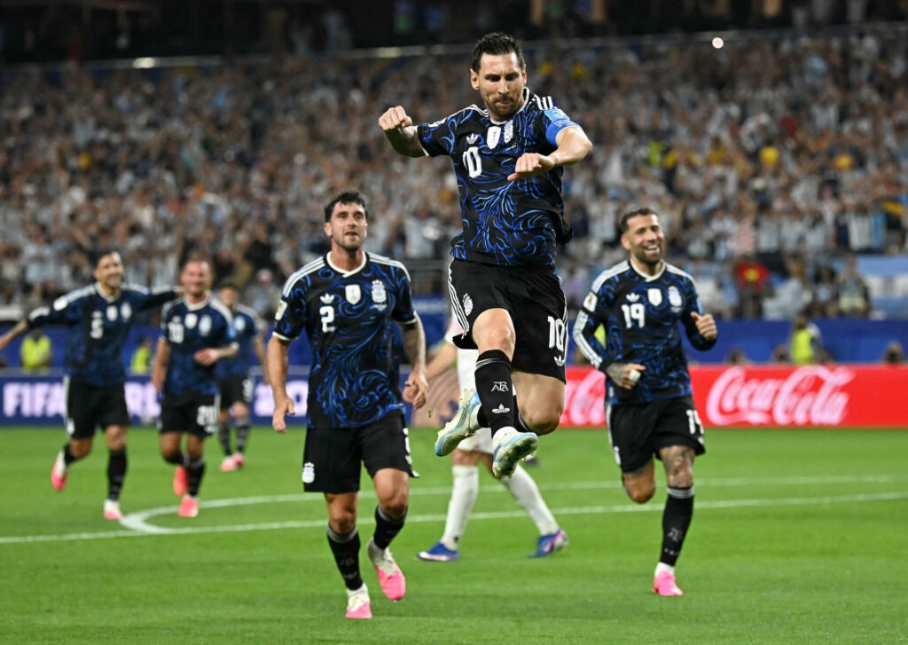 Lionel Messi fejrer en scoring for Argentina.