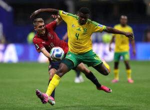 Michal Sadilek i duel med Teboho Mokoena.