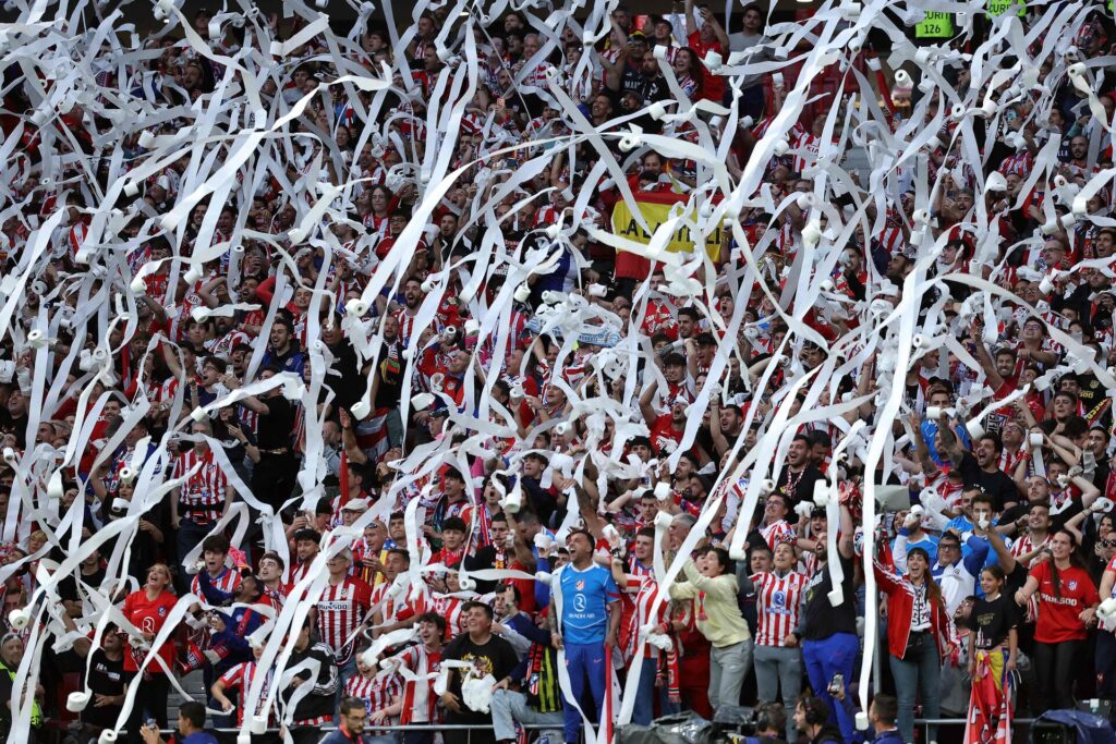 Atletico Madrids fans kaster med toiletpapir.