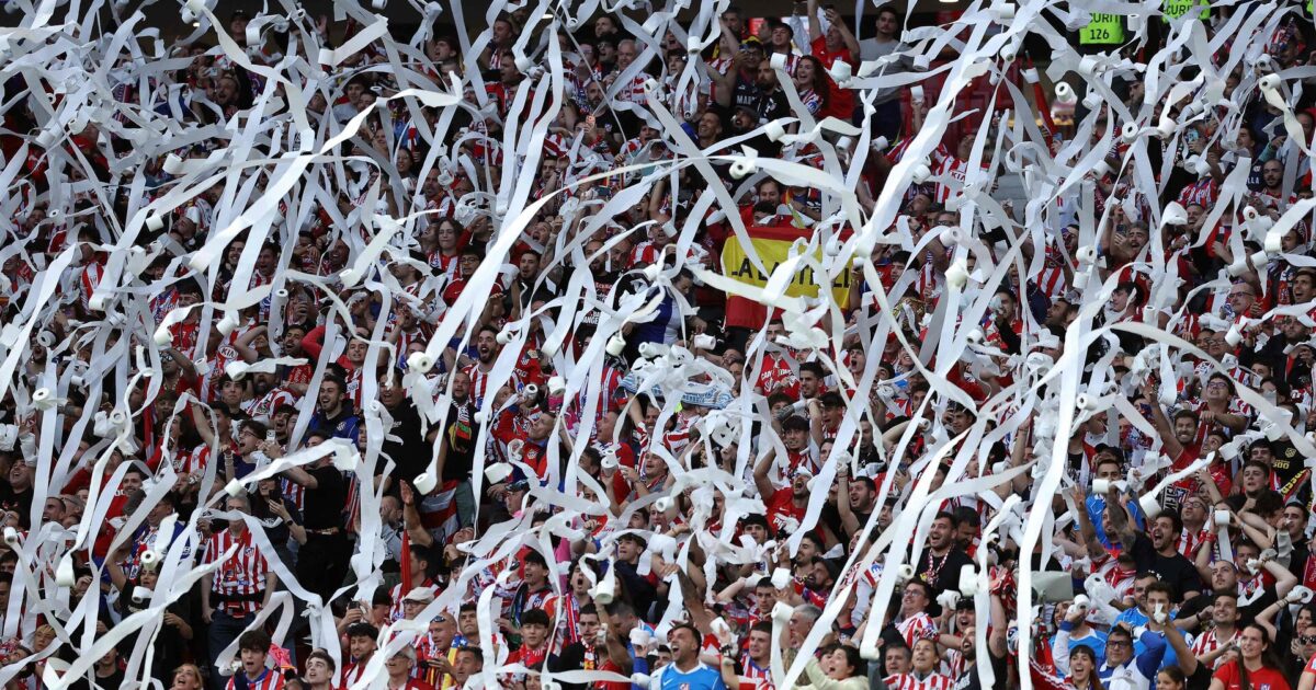 Derfor regnede det med toiletpapir i Madrid Foto: Thomas Coex/AFP/Ritzau Scanpix