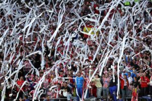 Atletico Madrids fans kaster med toiletpapir.