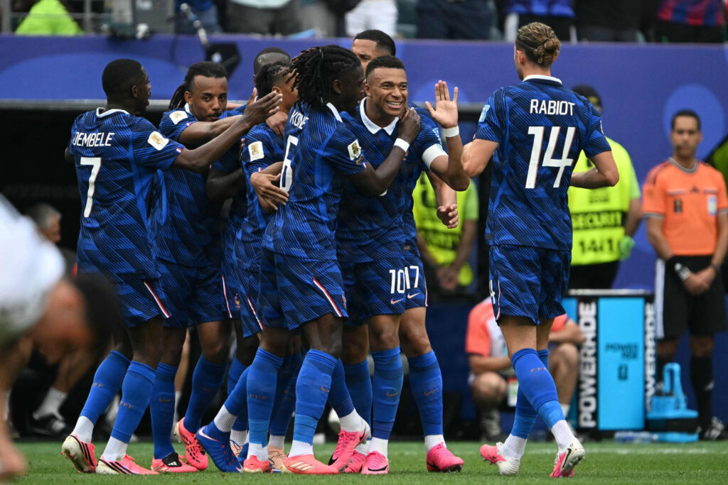 Kylian Mbappé fejrer et mål for Frankrig.