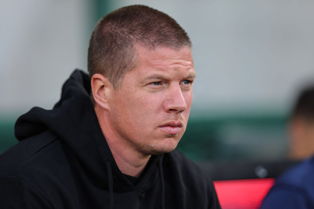 Mike Tullberg på bænken for FC Midtjylland.