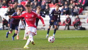 Mikkel Duelund scorer på straffespark mod Randers FC.