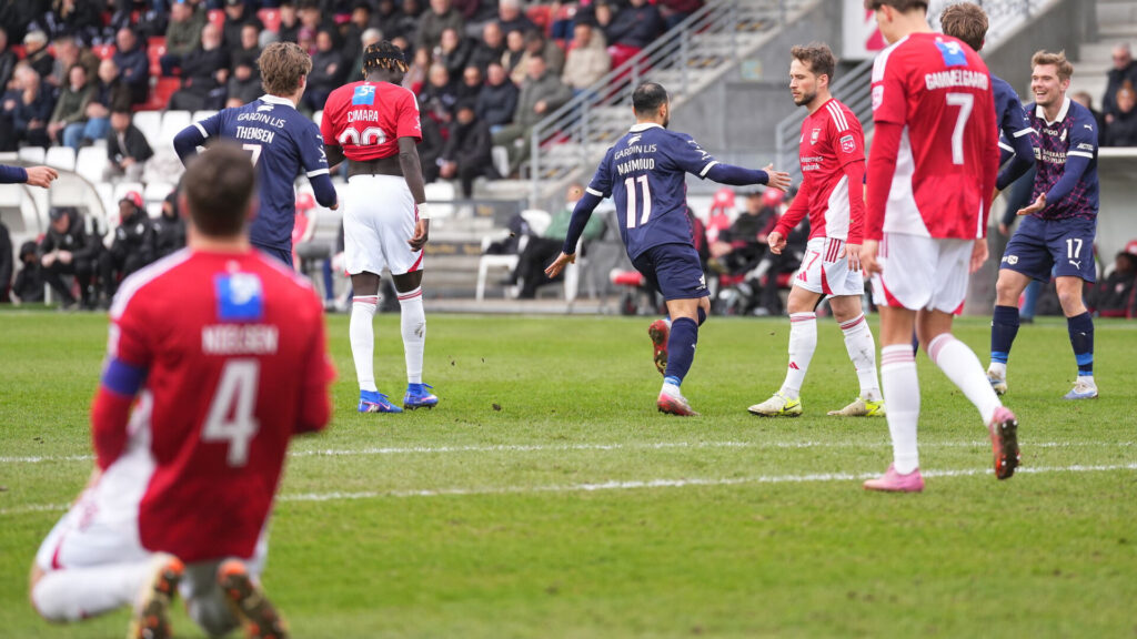Randers fejrer scoring, mens Vejle ser skuffede til.
