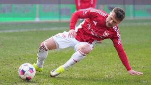 Mikkel Duelund ligger ned på banen.