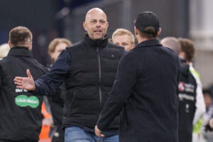 Claus Nørgaard giver Bo Svensson hånden.