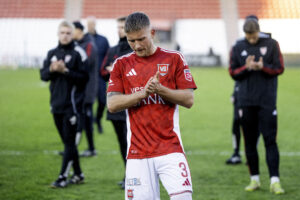 Vejles Christian Sørensen hilser på fansene efter kampen.
