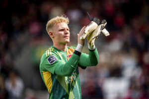 Tobias Haahr klapper i hænderne.