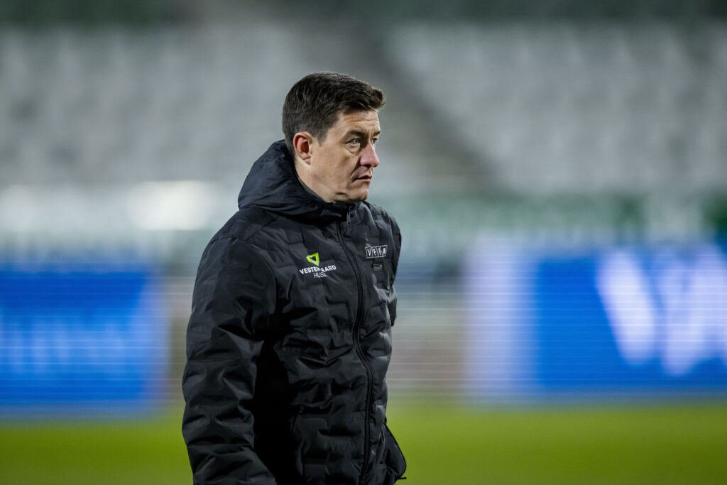 Nickolai Lund på vej fra banen.