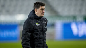 Nickolai Lund kigger ud med armene langs siden.