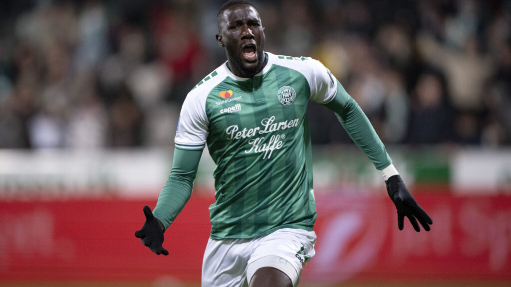 Alassana Jatta løber på en fodboldbane.