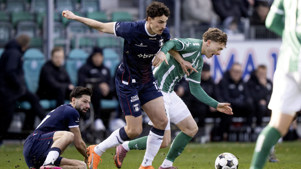 Janni Serra i kamp om bolden mod Viborg.