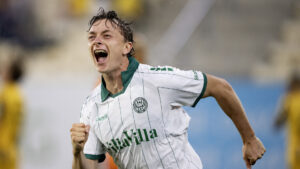 Asker Beck jubler over scoring i Viborg.