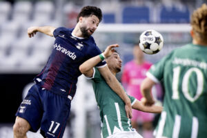 Kevin Yakob i en duel mod Viborg