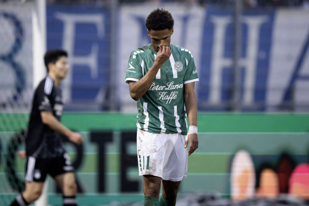 Charly Nouck kigger ned i græsset.