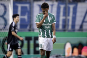 Charly Nouck kigger ned i græsset.