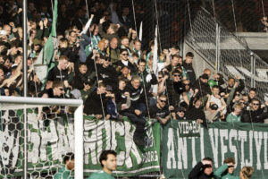 Viborg FF's fans giver den gas.