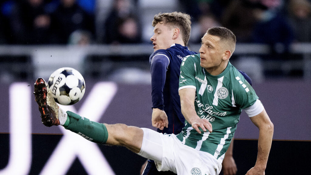 Jeppe Grønning sparker til bolden.