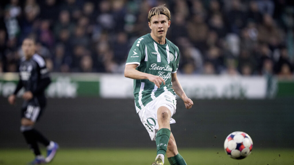 Thomas Jørgensen dribler med bolden.