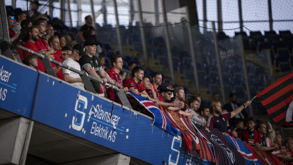 Islandske fans på Brøndby Stadion