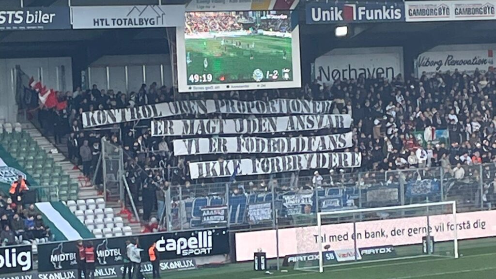 Bannere fremvist af AGF-fans i Viborg.