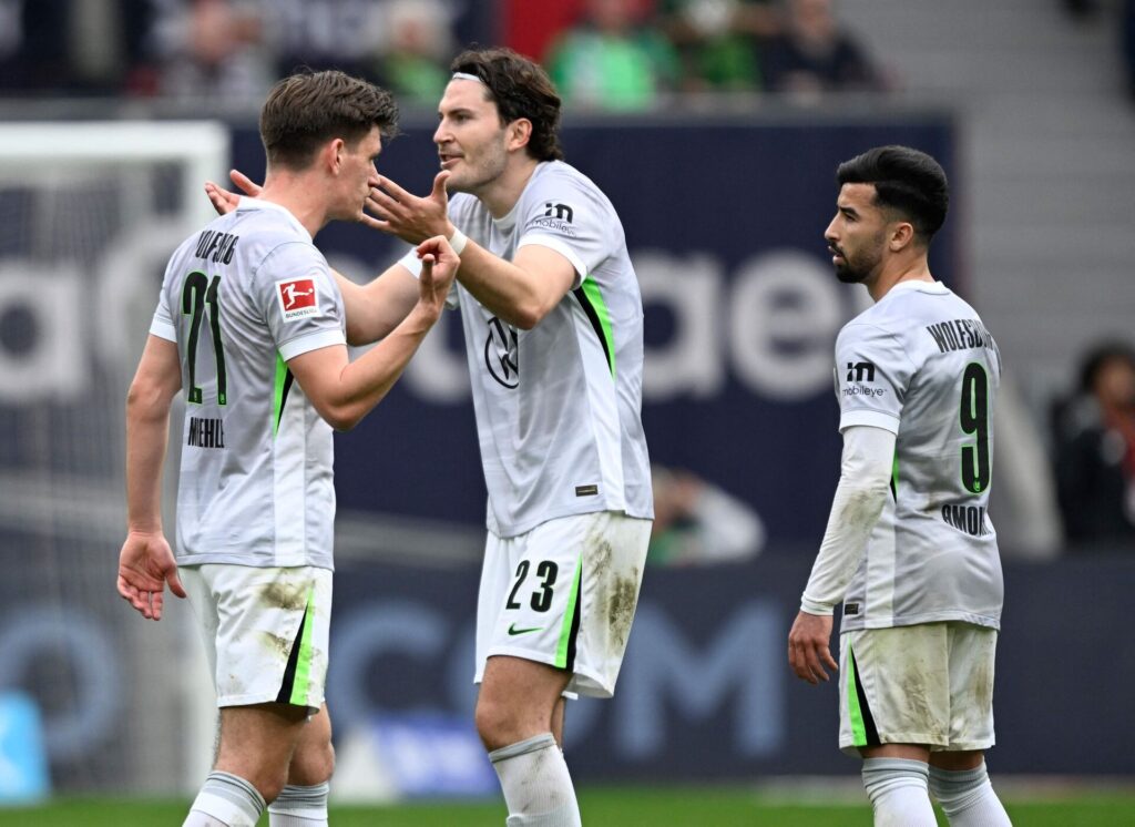 Jonas Wind under Wolfsburgs kamp mod Bayer Leverkusen.