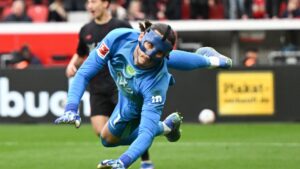 Kamil Grabara kaster sig efter bolden.