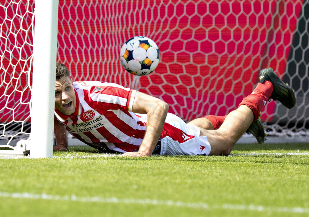 Nicklas Helenius ligger i AaB-målet.
